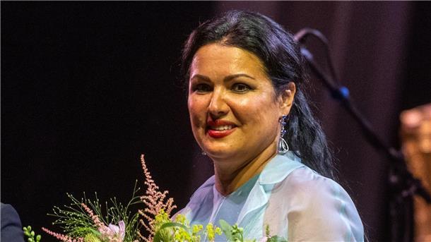 Der russische Opernstar Anna Netrebko steht im Innenhof des Fürstenschlosses St. Emmeram in Regensburg.