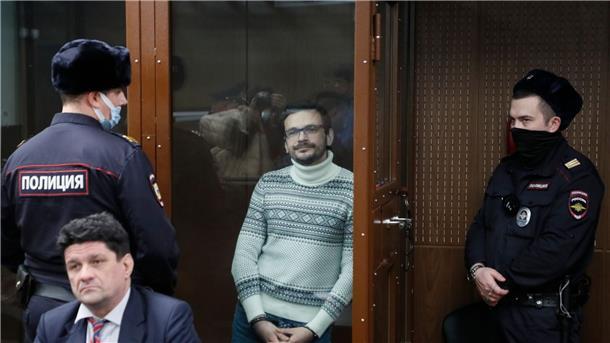 Der russische Oppositionsaktivist Ilja Jaschin muss in Haft. Er wurde wegen angeblicher Verunglimpfung der russischen Streitkräfte zu achteinhalb Jahren Haft verurteilt.