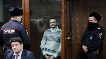 Der russische Oppositionsaktivist Ilja Jaschin muss in Haft. Er wurde wegen angeblicher Verunglimpfung der russischen Streitkräfte zu achteinhalb Jahren Haft verurteilt.