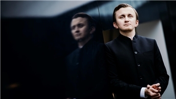 Der russische Pianist Nikita Volov spielt im Rathaussaal in Zeven.