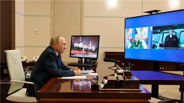 Krieg gegen die Ukraine: So ist die Lage Der russische Präsident Wladimir Putin bei einer Videokonferenz mit dem Verteidigungsminister Sergej Schoigu und Igor Krokhmal (r), Kommandeur der Fregatte „Admiral Gorschkow“.