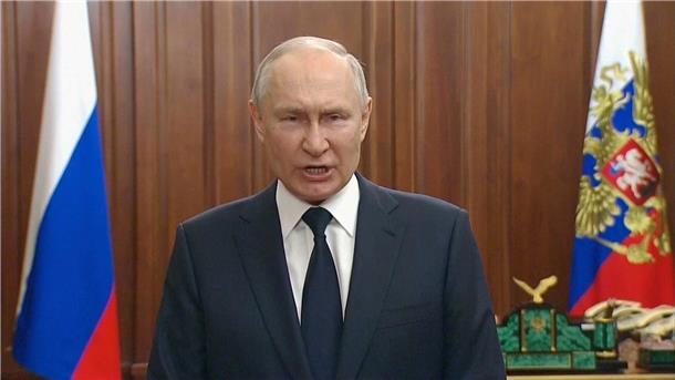 Putin dankt Sicherheitsapparat für Gegenwehr Der russische Präsident Wladimir Putin meldet sich nach dem Aufstand in einer Fernsehansprache zu Wort.