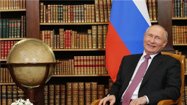 Putin amüsiert sich über gefälschte Scholz-Rede Der russische Präsident Wladimir Putin zeig sich amüsiert (Archivbild).