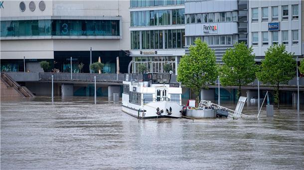 Hochwassernacht im Saarland - Scholz versichert Solidarität Der Saarleinpfad in Saarbrücken steht unter Wasser.
