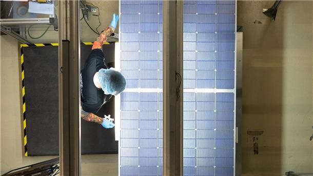 Solarindustrie: Sachsen fordert Hilfe aus Berlin Der sächsische Umweltminister Wolfram Günther bittet die Bundesregierung um Unterstützung zur Förderung der Solarproduktion.