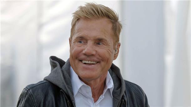 Der Sänger Dieter Bohlen steht beim Schlager-Event „Lieblingslieder“ vor seinem Auftritt hinter der Bühne.