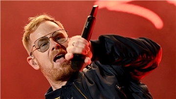 Der Sänger Peter Fox beim Lollapalooza Festival am Berliner Olympiastadion auf der Bühne.
