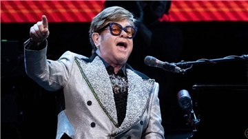 Der Sänger und Pianist Elton John in der Münchener Olympiahalle.