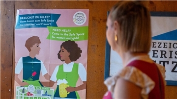 Der „Safe Space“ wirbt unter anderem mit Plakaten und Flyern (Archivbild).