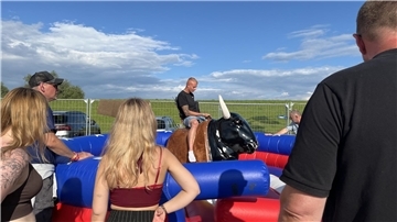 Der Samstag beim Sandstedter Sommer stand ganz im Zeichen von Schlager und Partylaune: Stars auf der Bühne, Regen von oben und mittendrin Besucher, die sich auch vom Wetter nicht die Stimmung verderben ließen. 