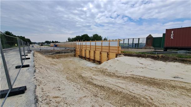 Fotos von der A27-Brücke Wulsdorf: So laufen die Vorbereitungen für den Abriss Der Sand unter der Fahrbahn wurde bis zum Brückenbauwerk (links) entfernt. Ein Berliner Verbau (rechts) stützt die Fahrbahn Richtung Süden, die weiter genutzt wird.