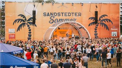Mallorca-Feeling am Weserstrand: Sandstedter Sommer geht in die nächste Runde Die Bühne des Sandstedter Sommers 2023