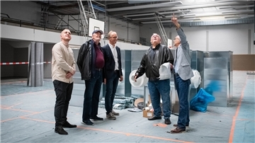 Projektleiter Eugen Rukaber, Detlef Müller (CDU), Betriebschef Holger Schneeberg von Seestadt-Immobilien, Hans-Werner Busch (SPD) und Baustadtrat Bernd Schomaker (FDP) begutachten die neue Decke mit integrierter Heizung und die neue Lüftungsanlage in der Sporthalle des Schulzentrums Carl-von-Ossietzky in Bremerhaven-Geestemünde.