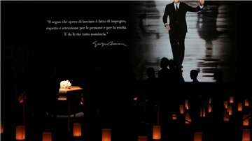 Der Sarg steht in dem Saal, in dem Giorgio Armani früher seine Modeschauen abnahm.