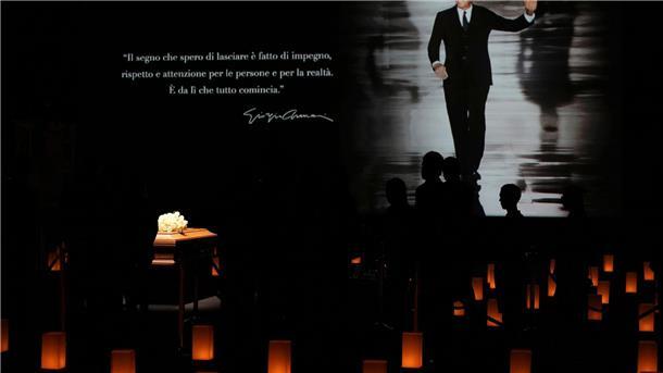 Tausende nehmen Abschied von Armani Der Sarg steht in dem Saal, in dem Giorgio Armani früher seine Modeschauen abnahm.