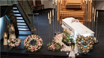 Der Sarg von Luise steht in der evangelischen Kirche in Freudenberg, in der der Trauergottesdienst stattfindet.
