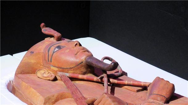 Der Sarkophag von Ramses II. in einer Transportkiste.