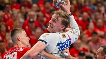 Der SC Magdeburg, hier mit Gisli Kristjansson, siegte in einem dramatischen Handball-Krimi.