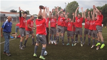 Fußballer des SC Ovelgönne feiern Aufstieg