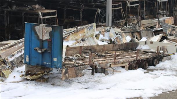 25 Busse an A1 abgefackelt: Was der Firmenchef und die Polizei zum Brand sagen Der Schaden beim Nutzfahrzeughändler geht in die Millionen. Ermittler gehen von Brandstiftung aus und vermuten eine Brandserie.