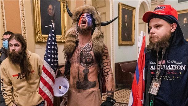Krawalle in Brasilien: War wieder ein „Schamane“ dabei? Der „Schamane“ war mit anderen bis in den Sitzungssaal des Senats in Washington vorgedrungen.