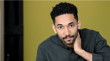 Der Schauspieler Benito Bause ist in Lüdenscheid und Hannover aufgewachsen und lebt heute in Berlin.