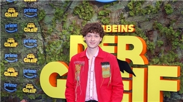 Der Schauspieler Jeremias Meyer kommt zur Premiere der Serie „Der Greif“ in Berlin.
