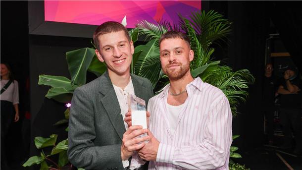 Nachwuchspreis „First steps“ für queeren Film „Drifter“ Der Schauspieler Lorenz Hochhuth (l) und der Regisseur Hannes Hirsch zeigen ihren Preis nach der Verleihung des Nachwuchspreises „First Steps“ für Filmschaffende.