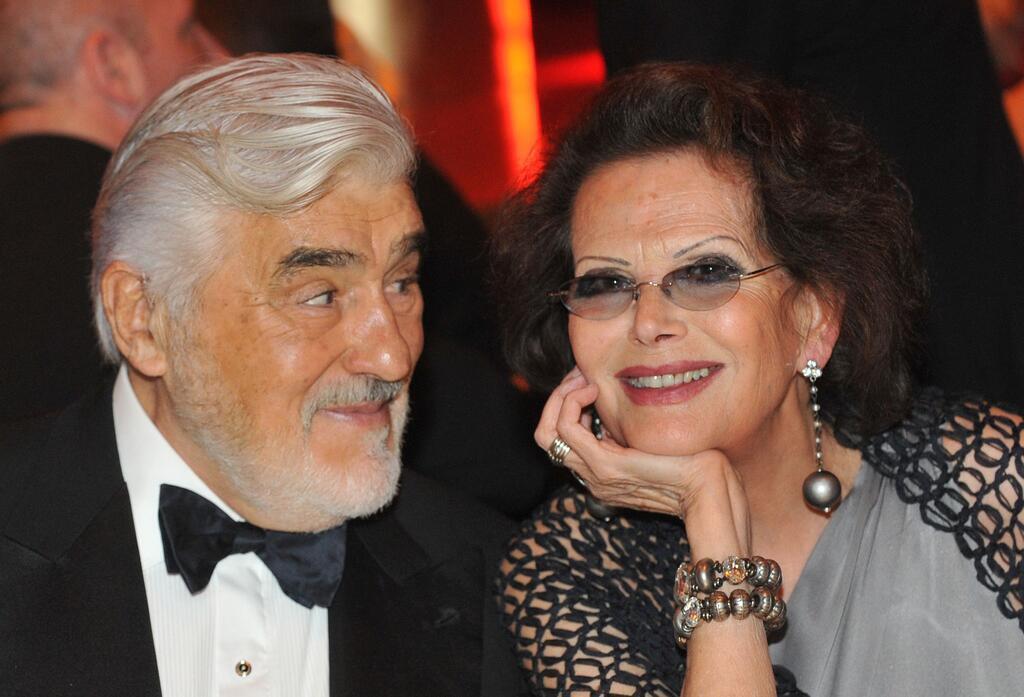 Der Schauspieler Mario Adorf und Claudia Cardinale sitzen 2010 bei der Verleihung des Deutschen Entertainment-Preises DIVA nebeneinander.