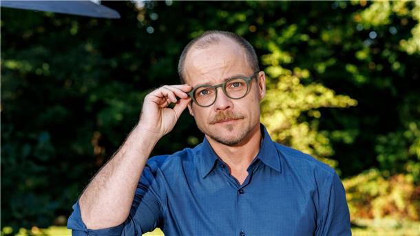 „Gäste zum Essen“: Krachend fallen Fassaden Der Schauspieler Matthias Koeberlin spielt den reichen Gastgeber in „Gäste zum Essen“.