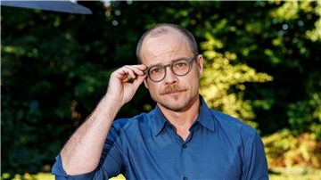 Der Schauspieler Matthias Koeberlin spielt den reichen Gastgeber in „Gäste zum Essen“.