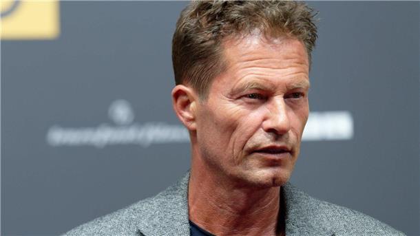 Der Schauspieler Til Schweiger kommt zur Premiere des Films „Manta Manta - Zwoter Teil“. Von Klimaaktivisten, die sich auf der Straße festkleben, scheint er nicht viel zu halten.