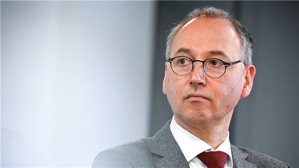 Bayer-Chef Baumann geht vorzeitig - Nachfolger steht fest Der scheidende Bayer-Chef Werner Baumann steht seit langem in der Kritik.