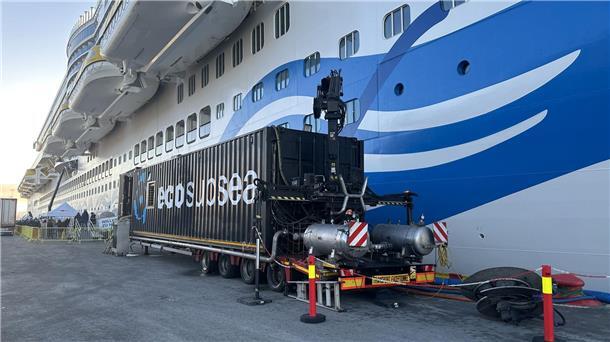 Der Schiffsrumpf der "AIDAnova" wird im Hafen von Bergen gereinigt.