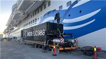 Der Schiffsrumpf der "AIDAnova" wird im Hafen von Bergen gereinigt.