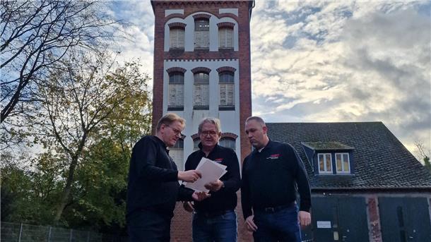 Der Schlauchturm der Freiwilligen Feuerwehr Lehe muss saniert werden, dafür setzt sich der   
Stadtfeuerwehrverband Bremerhaven ein mit dem 1. Vorsitzenden Malte Hoheisel, 2. Vorsitzenden Olaf Jongeling und Vorstand Beirat
Jörn Hoffmann, Stadtrat a. D.

