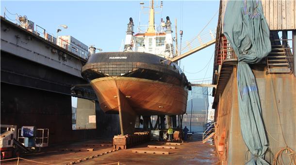 Der Schlepper wird im Trockendock von Empting grundüberholt.