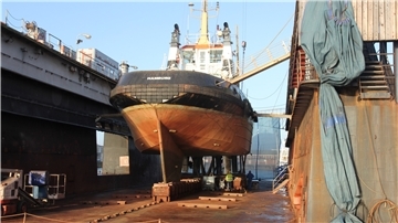 Der Schlepper wird im Trockendock von Empting grundüberholt.