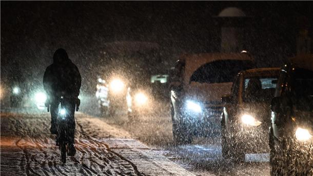 Der Winter meldet sich zurück - Unfälle und Schulausfälle Der Schnee macht Rad- und Autofahrern in Dresden zu schaffen.