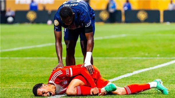 Der Schockmoment: Jamal Musiala liegt im Viertelfinalspiel gegen PSG bei der Club-WM in Atlanta verletzt am Boden. (Archivbild)