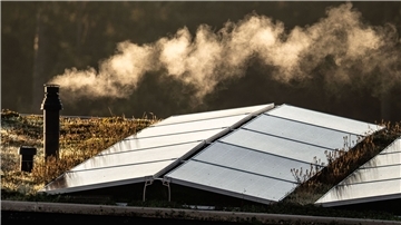 Mehrwertsteuer auf Gas und Fernwärme sinkt ab Oktober Der Schornstein einer Gastherme für die Heizung und die Warmwasserbereitung dampft Morgen auf dem Dach eines Frankfurter Reihenhauses. Gas sollinfolge einer Mehrwertsteuersenkung billiger werden.