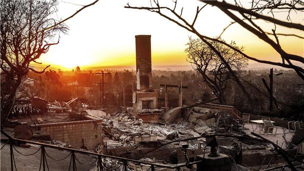 „Nur Asche und der Schornstein“: Vier Ex-Cuxhavener über das L.A.-Inferno Der Schornstein steht noch: Ein zerstörten Haus in der Gemeinde Pacific Palisades.