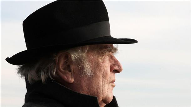 Der Schriftsteller Martin Walser blickt vor seinem Haus in Nußdorf in die Ferne. Martin Walser ist im Alter von 96 Jahren gestorben.