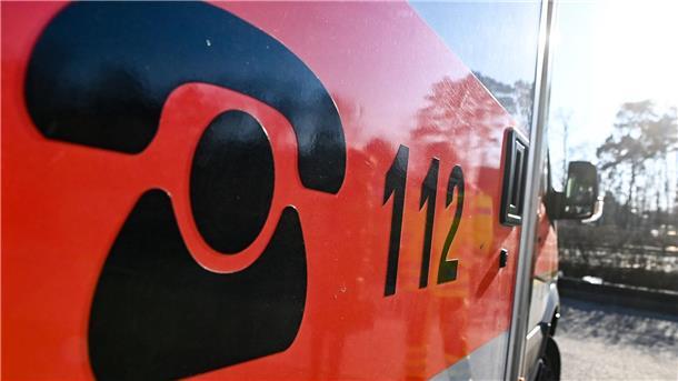 Adventsgesteck gerät in Brand - Seniorin in Lebensgefahr Der Schriftzug 112 für die Notrufnummer steht auf einem Rettungswagen.
