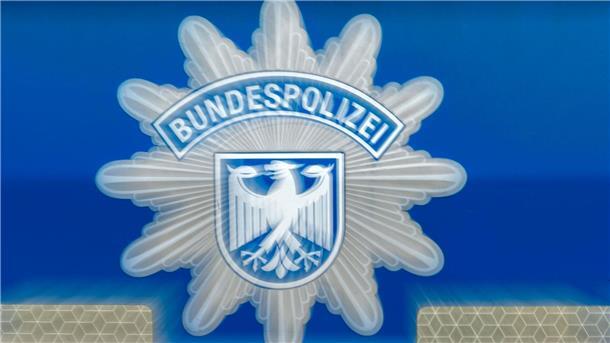 Der Schriftzug Bundespolizei ist auf einem Einsatzwagen zu sehen.