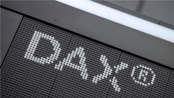 Vergütung von Aufsichtsräten der Dax-Konzerne gestiegen Der Schriftzug „DAX“ im Handelssaal der Deutschen Börse in Frankfurt.