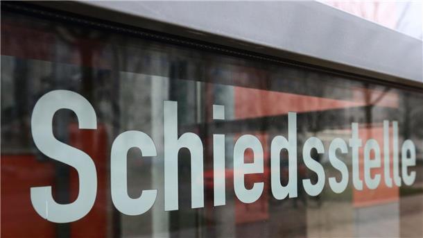 Der Schriftzug „Schiedsstelle“ ist zu lesen.
