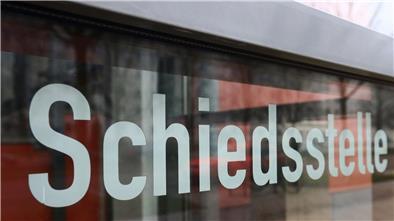 Der Schriftzug „Schiedsstelle“ ist zu lesen.