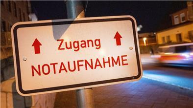 Der Schriftzug „Zugang Notaufnahme“ hängt vor einem Gebäude einer Klinik.