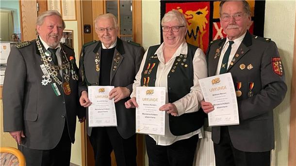 Der Vorstand freut sich über die Wiederwahl Der Schützenverein Nordseebad Burhave ehrte treue und erfolgreiche Mitglieder: Hans-Werner Wichowski, Arnold Burhop, Barbara Kerstein und Willfried Meinen.